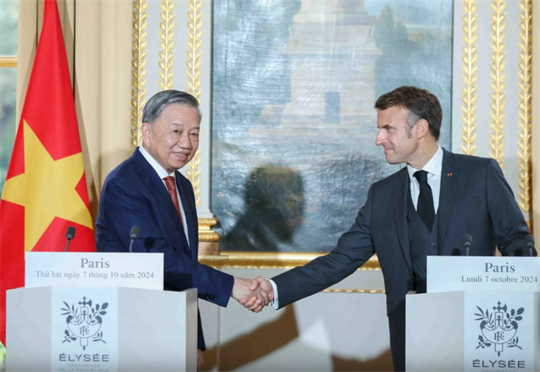 La France devient le 8e partenaire stratégique intégral du Vietnam 